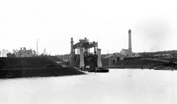 Das Schiffshebewerk Henrichenburg am Dortmund-Ems-Kanal bei Waltrop, erbaut nach Plänen des Stettiner Schiffbauingenieurs Rudolph Haack, eingeweiht 1899, undatiert, um 1920?