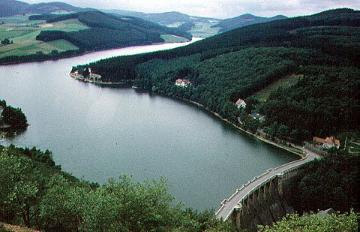 Diemelsee mit Talsperre, Schwergewichtsstaumauer von 200 m Länge und 42 m Höhe, erbaut 1912-1924