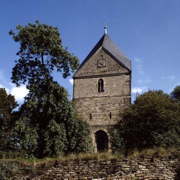 Ev. Pfarrkirche, ehem. St. Peter, romanischer Saalbau des 12. Jh. mit Westturm aus dem 13. Jh. (Syburger Kirchstraße)