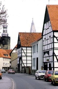 Blick durch die Höggenstraße mit ehemaligen Acker- bürgerhäusern zur Kirche St. Petri