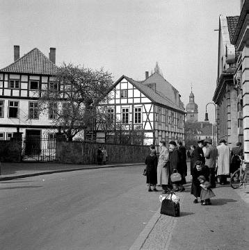 Menschen vor der Markthalle mit Blick zur Jakobikirche (Radewiger Kirche)