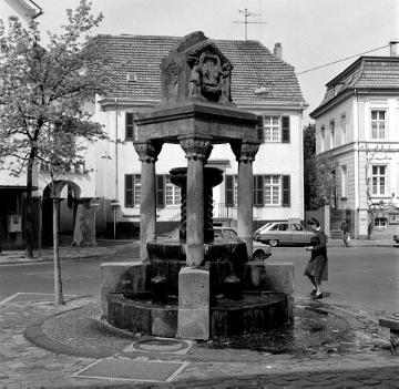 Freiligrathbrunnen am Marktplatz: Denkmal für den Dichter Ferdinand Freiligrath (1810-1876)
