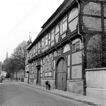 Historisches Fachwerkhaus in der Brüderstraße neben dem Gymnasium, Schrägansicht der Eingangsseite