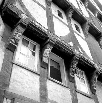 Balkenschnitzereien am Remensnider-Haus von 1521 in der Brüderstraße 26