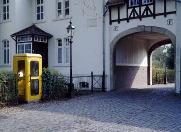 Öffentliche Telefonzelle vom Typ TelH78 aus den Zeiten der Deutschen Bundespost, Lüdinghausen, Eingangstor Burg Lüdinghausen