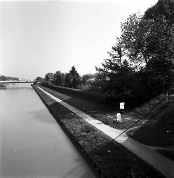 Dortmund-Ems-Kanal: Östliche Uferpromenade mit Kleingartenkolonie von der Brücke Prozessionsweg aus, im Hintergrund die Brücke Warendorfer Straße