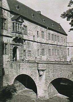 Wewelsburg: Eingangstor und Brücke an der Ostseite (erbaut um 1604, heute Museum und Jugendherberge)
