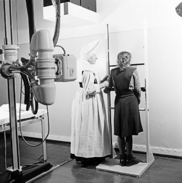 St. Johannes-Stift Marsberg, 1955: Röntgenuntersuchung im Lazarett der Westfälischen Klinik für Kinder- und Jugendpsychiatrie.