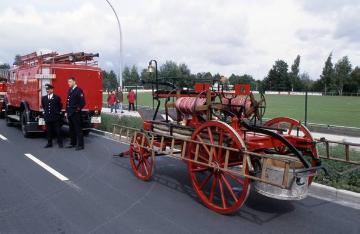 Festzug 850-Jahrfeier Nordwalde 2001, Aufstellung der Feuerwehr: Historischer Spritzenwagen