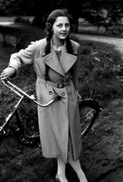 Maria Brömmel mit dem Fahrrad