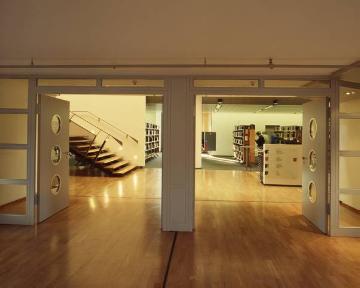 Neue Stadtbibliothek, erbaut 1993: Durchlichttüren als innenarchitektonisches Gestaltungselement