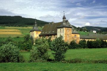 Schloss Adolfsburg in Oberhundem: Gesamtansicht der Hauptburg und Vorburg
