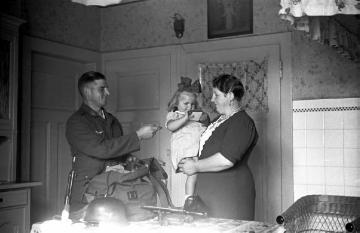 Soldaten im Heimaturlaub, Bernhard Stenert mit Frau und Tochter