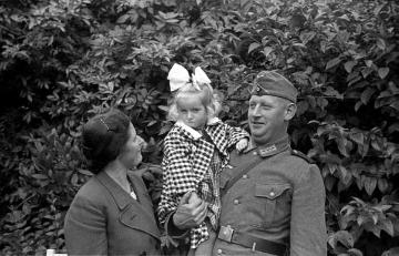 Soldaten im Heimaturlaub, Bernhard Nießing, genannt Pieper mit Frau und Tochter
