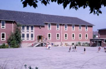 Marienschule: Erweiterungsbau am belebten Schulhof