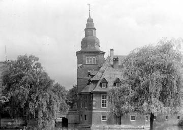 Wasserschloss Haus Sandfort, Herrenhaus mit Torturm von der Gräfte aus, erbaut im 16. und 17. Jh., Aufnahme um 1930?