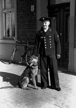 Soldaten im Heimaturlaub, Marinesoldat Bernhard Gudel mit Hund
