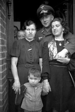 Soldaten im Heimaturlaub, Unteroffizier Karl Flunder mit seiner Frau Franziska, Frau Stenert mit Sohn Berni