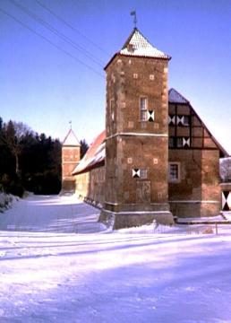 Haus Hülshoff im Winter: Vorburg mit Gärtnerturm