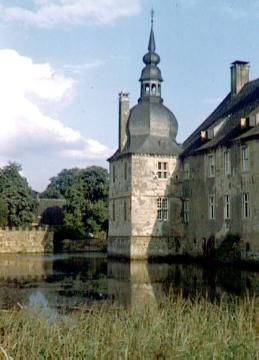Schloss Lembeck: Nordflügel der Hauptburg mit Eckturm und Gräfte von Nordwesten