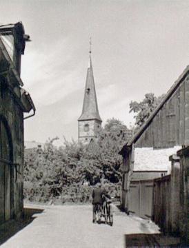 Rheda, 1952: Blick durch die Nadelgasse auf die ev. Pfarrkirche