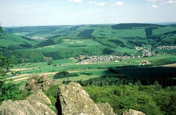 Tallandschaft nördlichen des Istensbergs (NSG Bruchhauser Steine) mit Blick auf die Ortschaft Elleringhausen