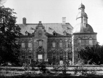 Schloss Overhagen: Hauptfront mit Portal und Eckturm