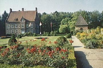 Haus Welbergen: Schlossgarten im Innenhof der Vorburg mit Blick auf Herrenhaus und Eckpavillon