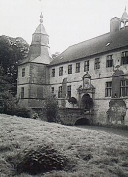 Schloss Westerwinkel, Herbern: Brücke und Eingang neben einem Eckpavillonturm
