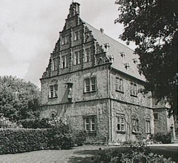 Haus Thienhausen: Südflügel mit Prunkgiebel, Bj. um 1610, Weserrenaissance - Wohnstätte des Dichters Friedrich Wilhelm Weber von 1867-1886