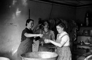 Waschtag bei Scherer, (von links) Hanna Becker, Maria Becker und Katharina Droste bei einer Pause
