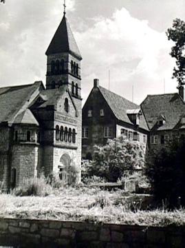 Haus Brinke, Schlosskapelle, erbaut 1898, und Partie des Herrenhauses