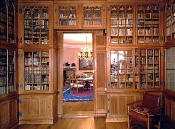 Haus Hülshoff: Bibliothekszimmer mit Durchblick in das Speisezimmer