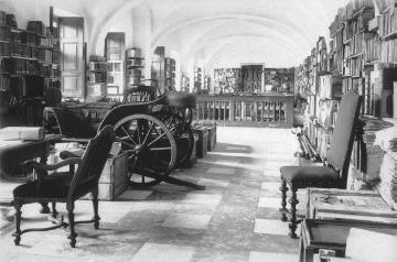 Schloss Herten, Bibliothek im Südflüge - ehemals Sitz der Grafen von Nesselrode-Reichenstein, unbewohnt ab 1920, Aufnahme um 1920? Vergleichsaufnahme von 2012 siehe Bild 11_3060.