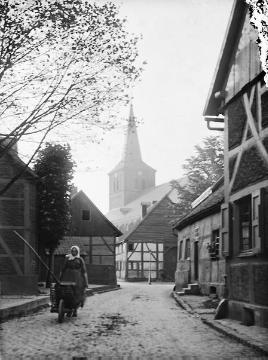Dorfzentrum von Bottrop-Kirchhellen mit St. Johannes-Kirche (1917 abgebrannt), undatiert, um 1910? Vergleichsaufnahme von 2012 siehe Bild 11_2999 bis 11_3001