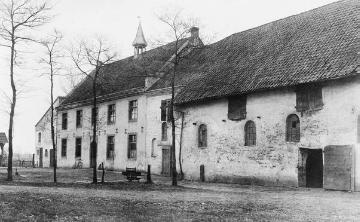 Ehemaliges Rittergut Haus Dringenburg im Norden von Kirchhellen, Bottrop. Ansicht mit Haupthaus (später abgerissen und neu erbaut) und Stallung, undatiert, um 1910? [Vergleichsaufnahme von 2012 siehe Bild 11_2998]