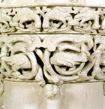 Kath. Pfarrkirche St. Jakobi: Taufstein-Detail mit Rankenwerk und Vogelmotiven, getragen von einem Löwensockel, Romanik, um 1235/45