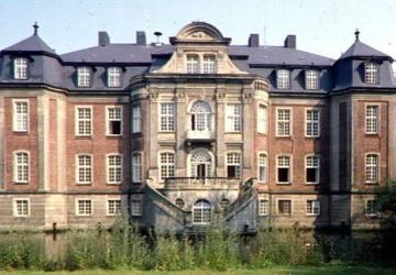 Haus Loburg, Gartenseite mit Gräfte - ehem. Barockbau (Johann Conrad Schlaun, 1766 ff.), abgebrannt 1899, Neubau um 1900, seit 1951 bischöfliches Internat