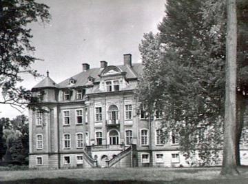 Wasserschloss Haus Loburg, Gartenseite - ehem. Barockbau (Johann Conrad Schlaun, 1766 ff.), abgebrannt 1899, Neubau um 1900, seit 1951 bischöfliches Internat