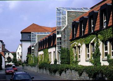 Kreishaus am Hohen Weg (Seitenansicht), erbaut 1982 bis 1986; Architekten: Allerkamp, Niehaus, Skornia