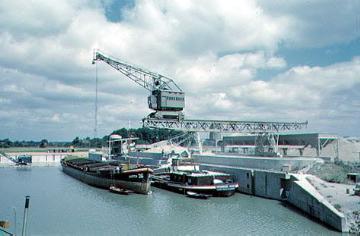 Datteln-Hamm-Kanal, Hafen: Kran beim Löschen eines Frachtschiffes