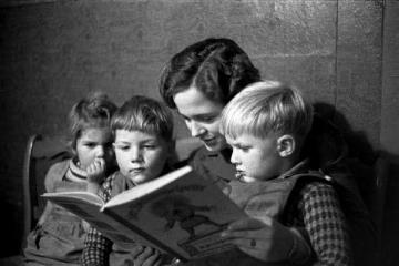 Lesestunde aus dem "Struwwelpeter", Walburga Hater mit den Böckenhoff-Kindern