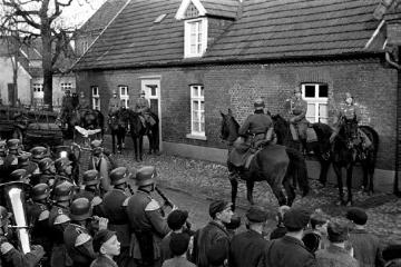Truppenparade der Waffen-SS im Dorf, Angehörige einer österreichischen SS-Einheit, die von Herbst 1939 bis Frühjahr 1940 in Raesfeld einquartiert war.