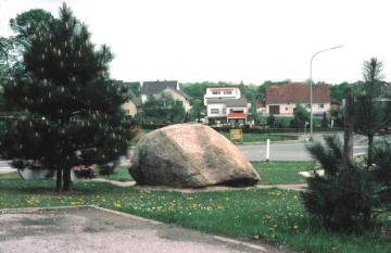 Grünanlage mit Findling im Ortsteil Wewer