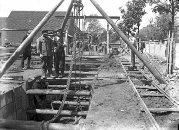 Tiefbau: Arbeiter beim Verlegen der Kanalröhre in der Fernewaldstraße (spätere Parkstraße)