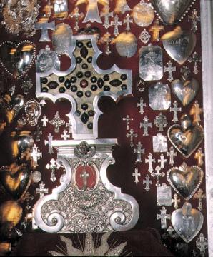 Kath. Pfarrkirche St. Bonifatius: Das "Hl. Kreuz von Freckenhorst", silberverkleidetes Reliquienkreuz mit Steinbesatz, 11. Jahrhundert
