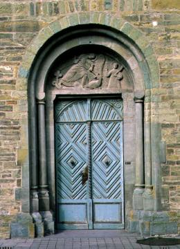 St. Laurentius-Kirche, Südportal mit Tympanonrelief: Kampf des Erzengels Michael mit dem Drachen, Romanik, um 1170