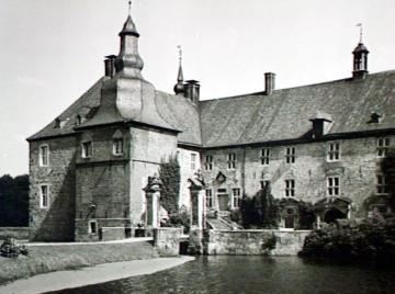 Schloss Lembeck: Hauptburg mit Kapellenturm und Toranlage von Südwesten