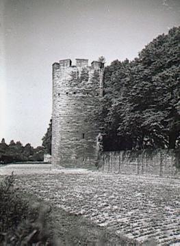 Der "Katzenturm" aus dem 13. Jh. und Reste der Stadtmauer am Ulrich-Jakobi-Wall