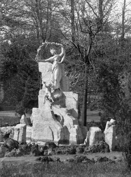 Statue am Saalbau im Kaisergarten Recklinghausen. Undatiert, um 1920?